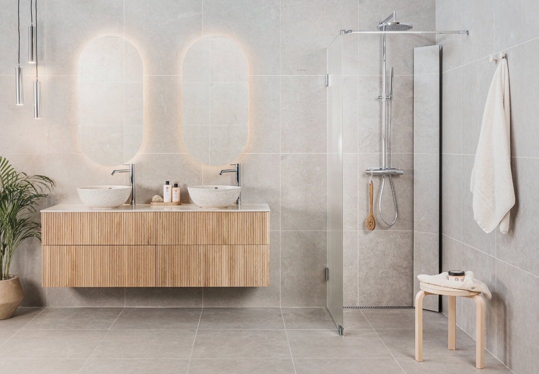 Kommod i ljus ek med spegel