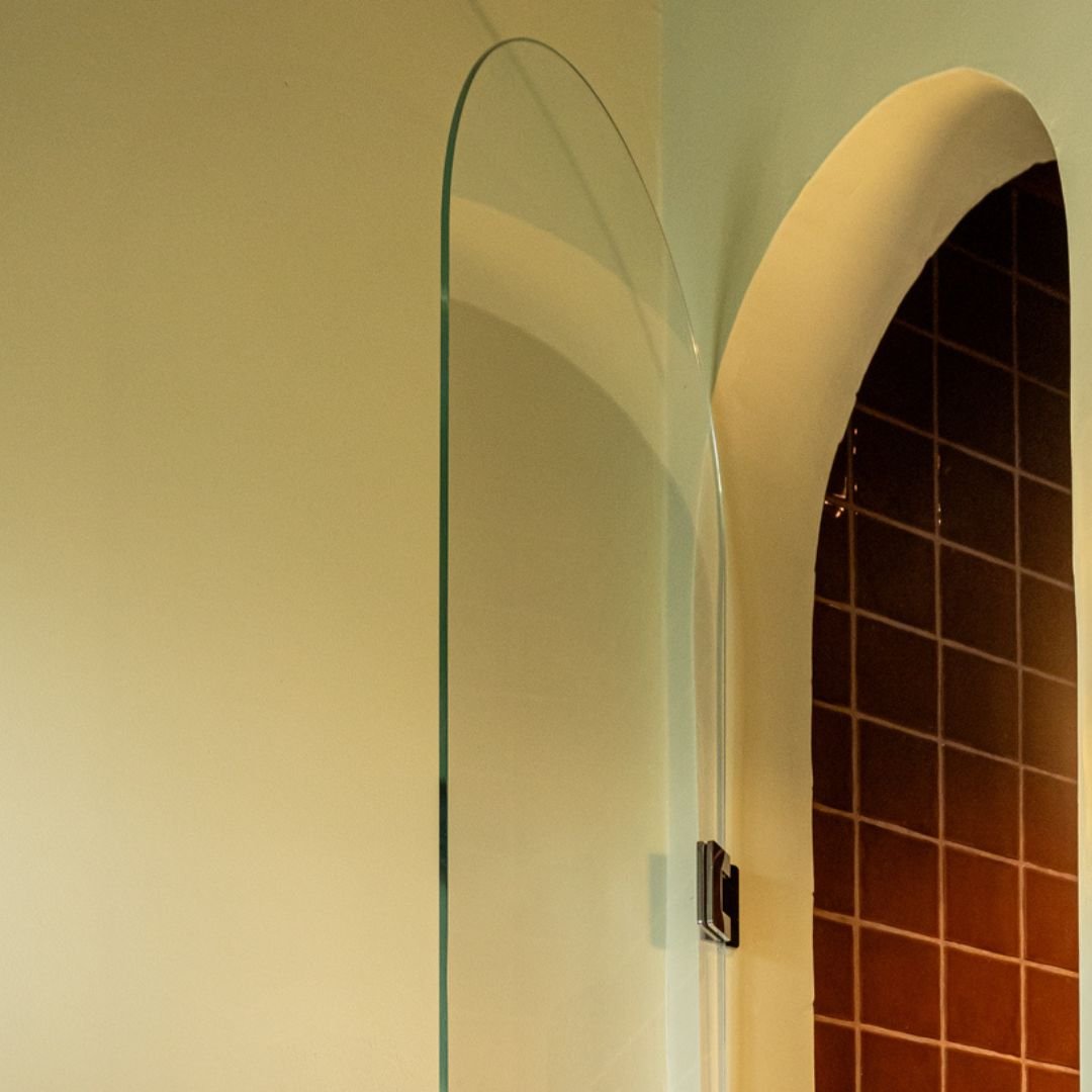 Valvformad duschdörr 