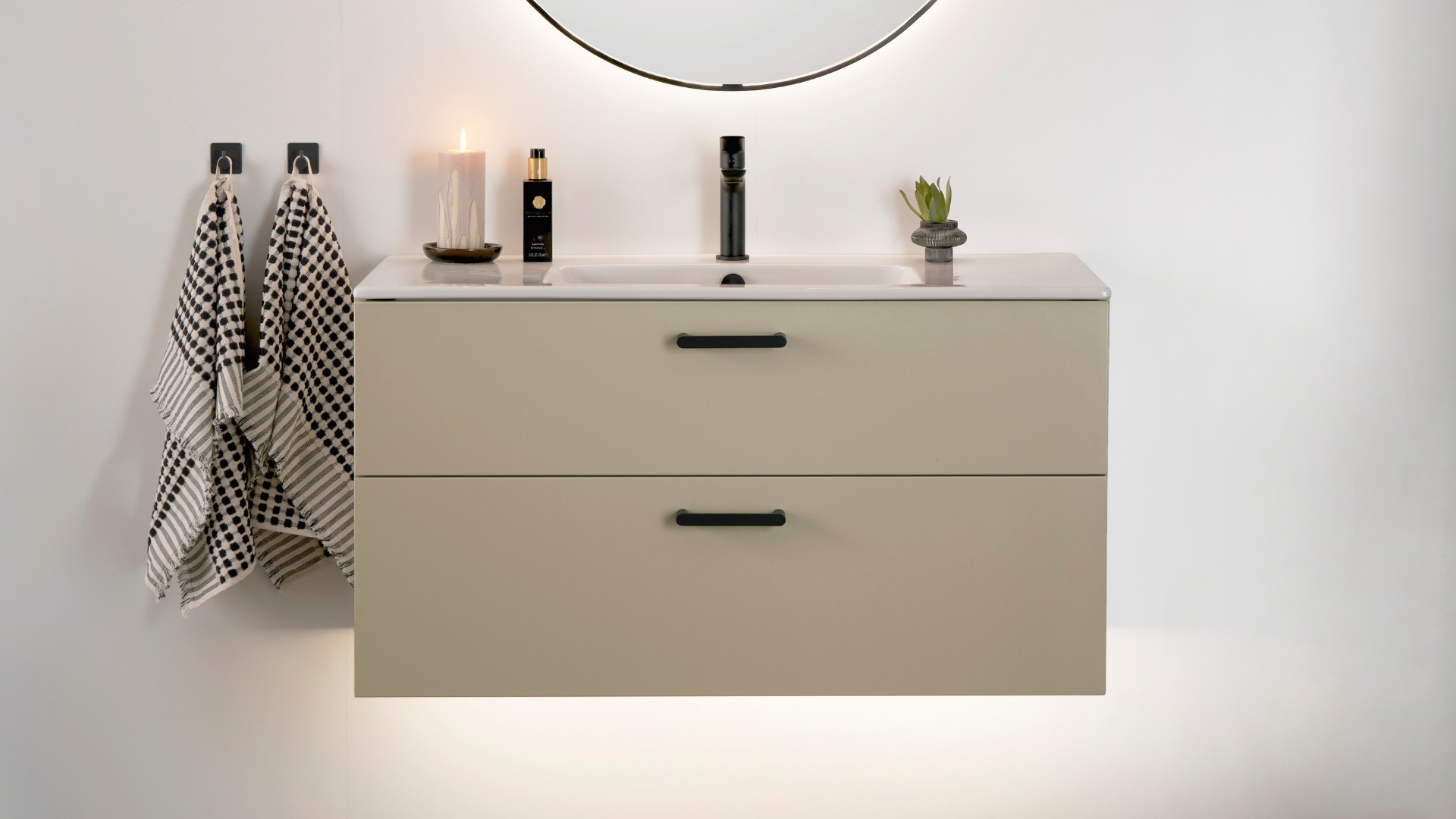 Beige kommod i badrum