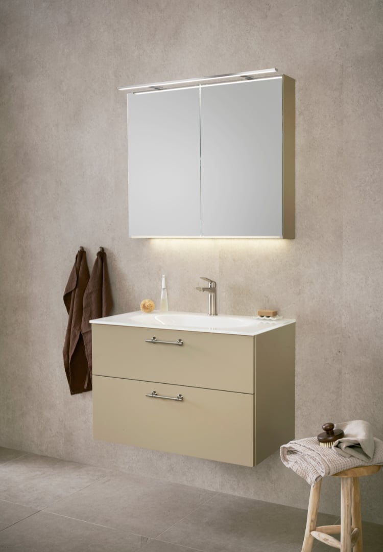 Beige kommod med spegelskåp 