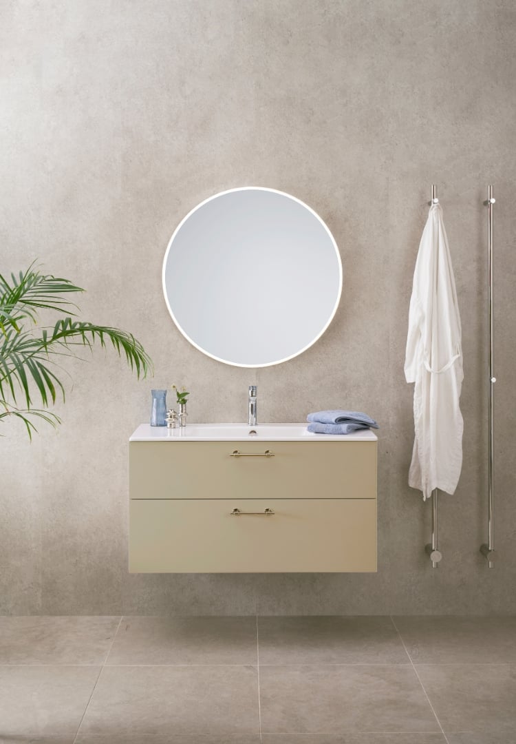 Beige kommod med tvättställ och spegel med belysning