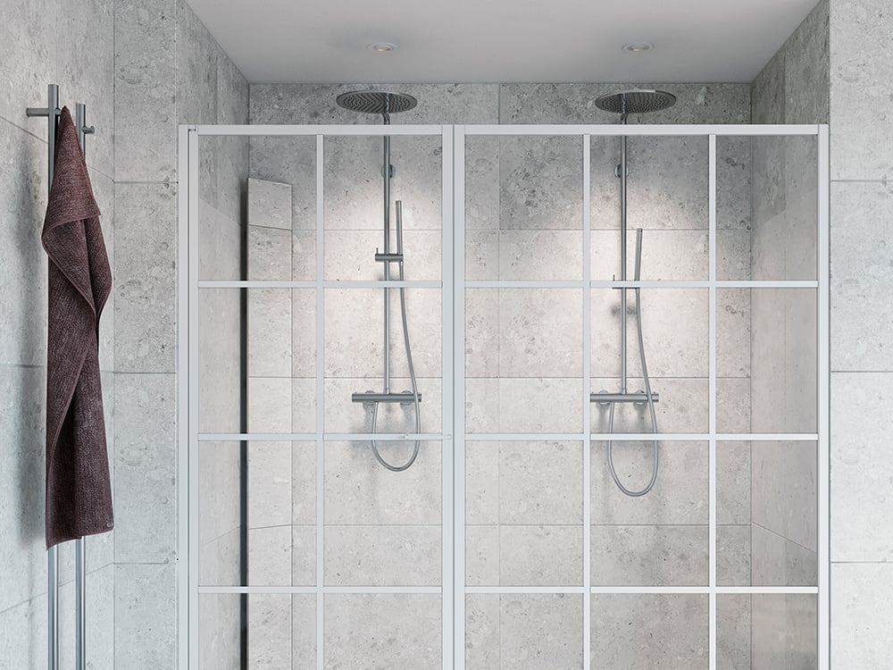 Kaklingsbara Hide duschhylla, klädd med samma material som badrumsväggen, och Empire Swing nisch i klarglas vita profiler och spröjs.   