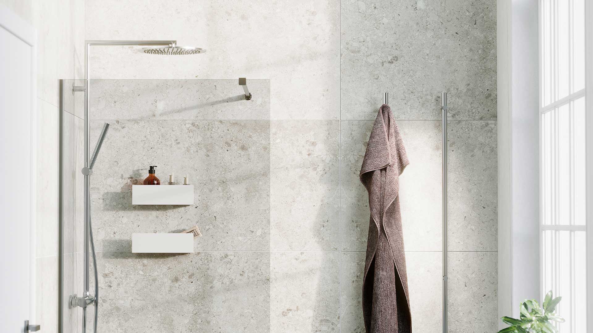 Två rektangulära vägghyllor Ledge i vitt, för praktisk förvaring i duschen, tillsammans med Asti takdusch och Spirit duschvägg i klarglas. 