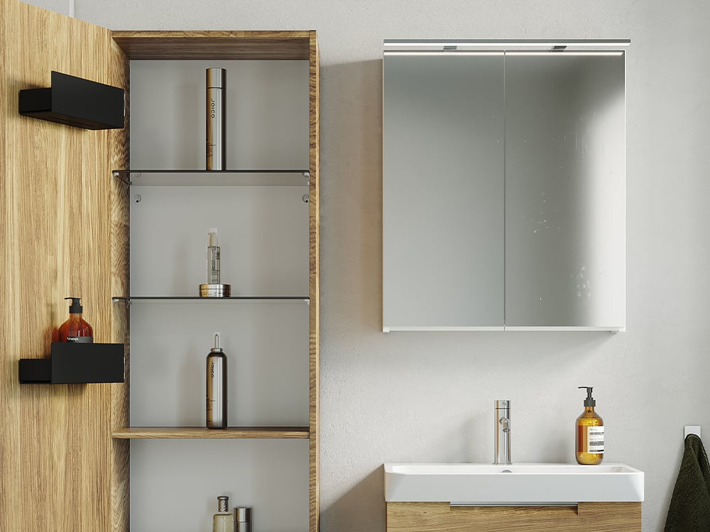 Smart sidoförvaring med Crown spegelskåp och högskåp i ek med högerställd dörr och svarttonade glashyllor.