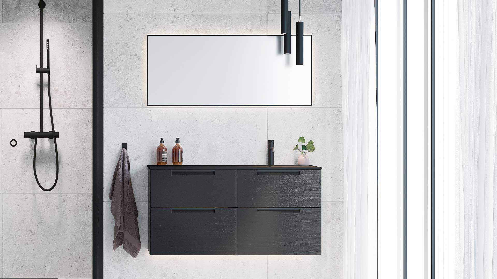Avlång spegel med Ambilight och svart ram tillsammans med svart pendelbelysning i stort ljust badrum.