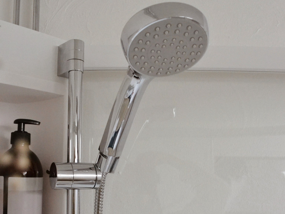 Smart med inbyggda hyllor i duschen